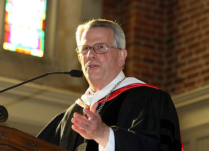 总统J. 卡梅伦·韦斯特在2014年毕业典礼上